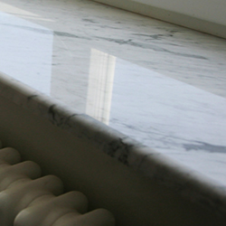 Подоконник из белого мрамора Bianco Carrara