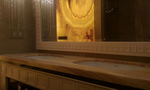 Панель из оникса с подсветкой в ванной