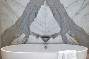 Стеновая панель из мрамора в ванной
